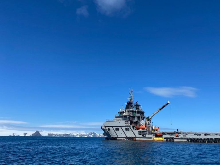 ATF 65 “Janequeo” recala por primera vez en Territorio Chileno Antártico