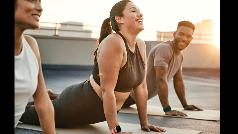 Fitbit te sugiere 5 ejercicios y estiramientos para contrarrestar desequilibrios musculares