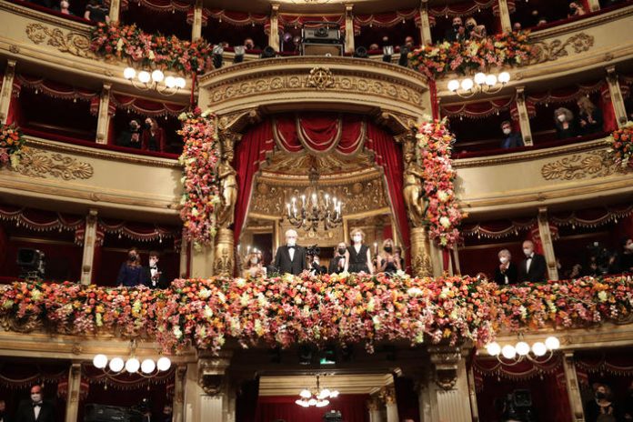 PRIMA ALLA SCALA COL MACBETH, OVAZIONE PER MATTARELLA