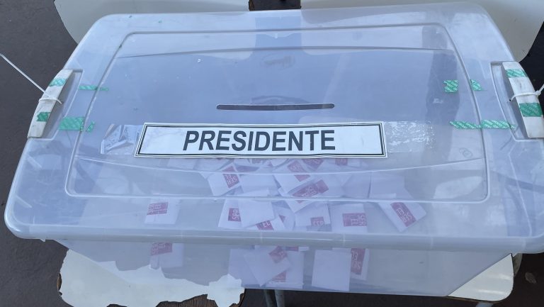 Prensa de EEUU preocupada por la elección: “Chilenos eligen presidente entre extremos: ¿Kast o Boric?”
