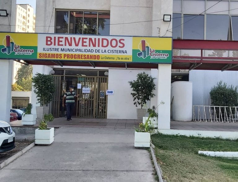 Municipio de La Cisterna giró 501 órdenes de compra por más de $100 millones a sociedad familiar vinculada a concejal PPD y consejero regional de Comunes