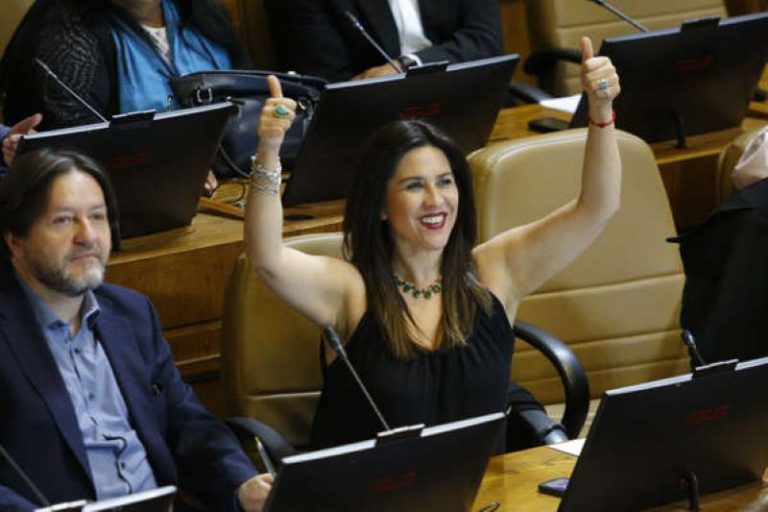 PS salió a rebatir postura antivacuna Covid-19 de diputada Jenny Álvarez