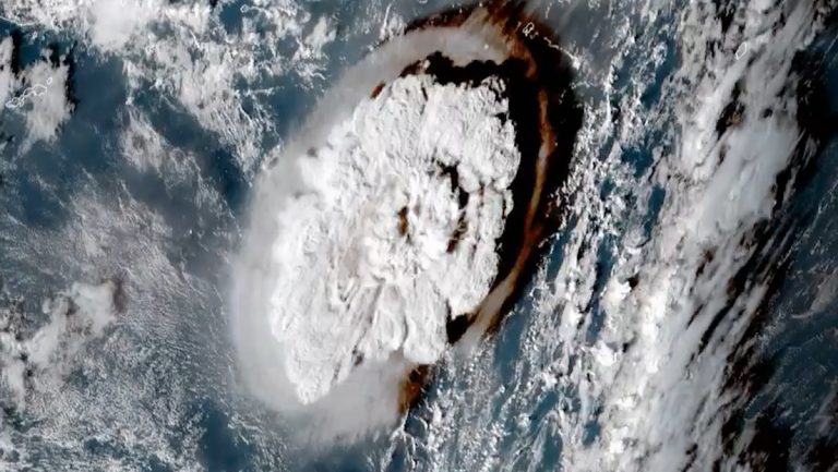 Alertas y tsunamis menores a lo largo de la costa del continente americano tras erupción submarina en Tonga