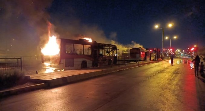 Cuatro buses resultan quemados por encapuchados en dos comunas de la RM