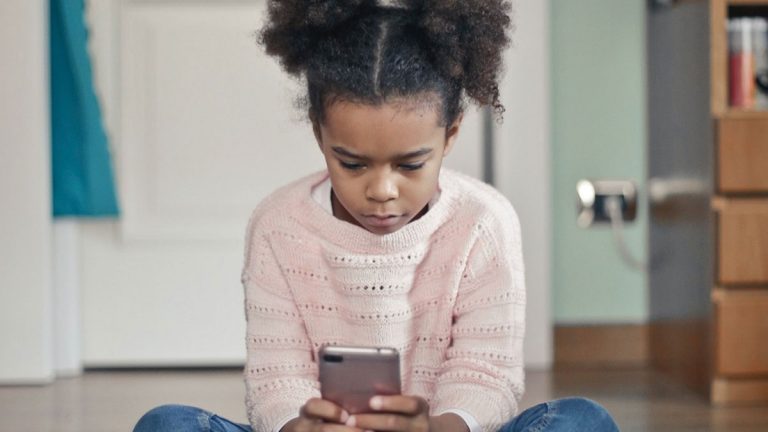6 señales de alerta para detectar el acoso cibernético en sus hijos