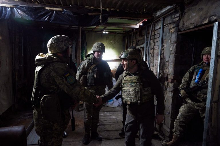 Presidente de Ucrania revisa la línea de defensa en Donetsk donde se registran intensos bombardeos