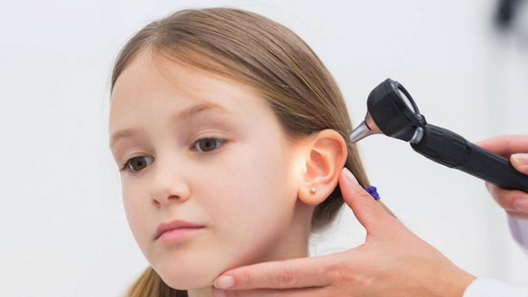Ómicron puede causar dolor de oídos