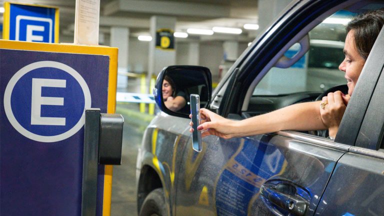 Llega a Chile tecnología para control de acceso a estacionamientos sin contacto