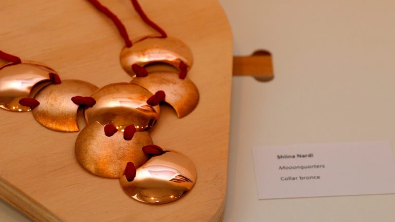 Exposición de joyas de autoras destaca en la celebración del Día del Diseño Italiano