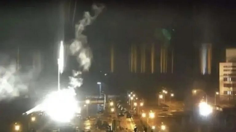 En medio del ataque ruso, se desató un incendio en la planta de energía nuclear de Zaporizhzhia, la más grande de Europa