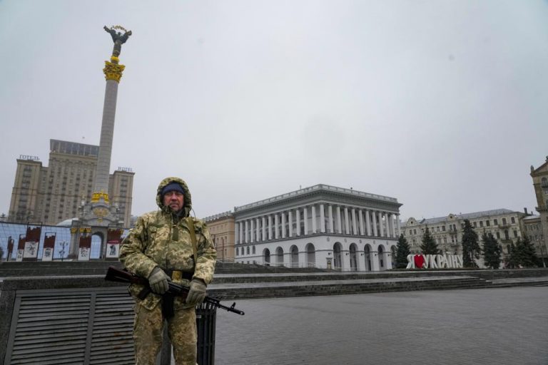 Aunque Rusia sigue bombardeando ciudades ucranianas, se anuncia que seguirían las conversaciones para buscar acuerdo entre Moscú y Kiev a 7 días de la invasión