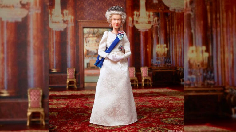 Mattel lanzó una edición especial de muñeca de la Reina de Inglaterra y se agota en menos de un día