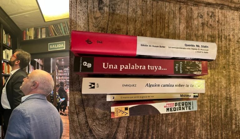 Los libros que compró el Pdte. Boric en Buenos Aires