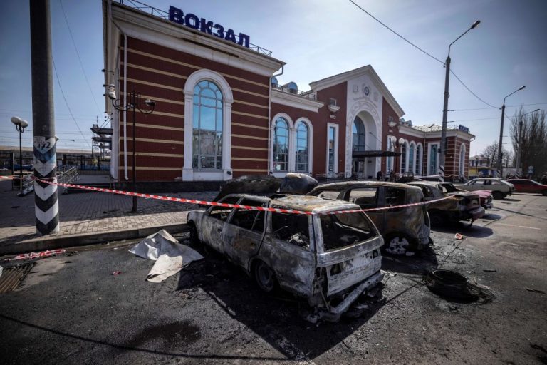 Rusia ataca con  misiles estación de trenes en  Kramatorsk, cerca de Donetsk, hasta ahora más de 30 muertos