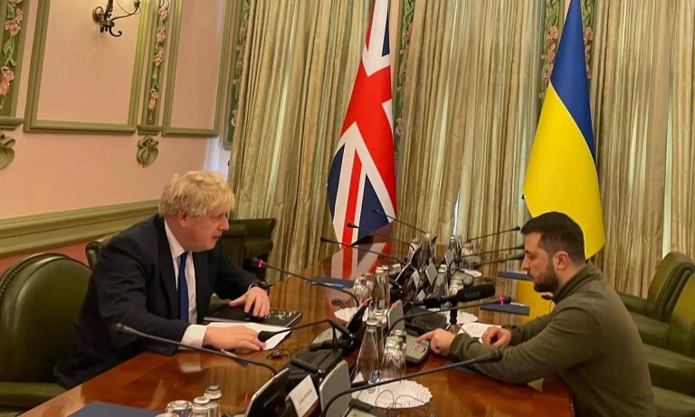 Invasión rusa a Ucrania: Boris Johnson llega de “sorpresa” a Kiev para conversar con Volodymyr Zelenskiy