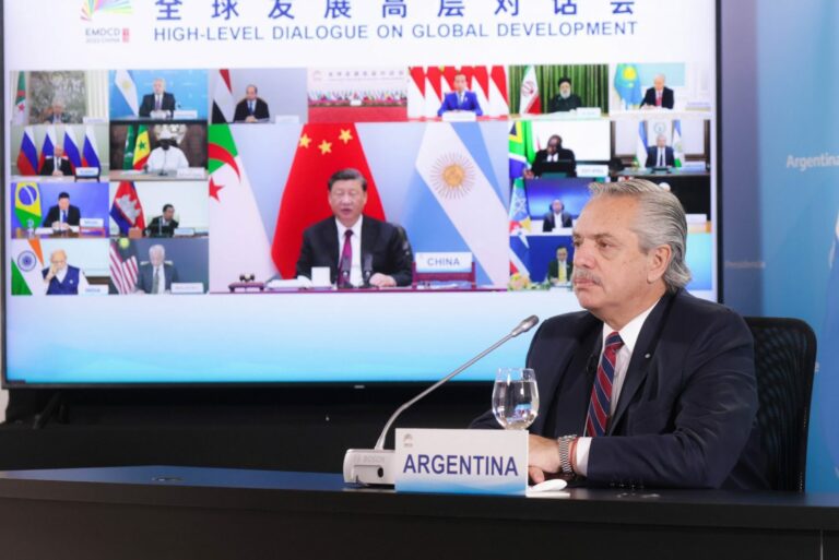 Argentina a lo “Doña Flor y sus 2 Maridos”: Pololea con el G7 y pide ingresar al BRICS que controla Rusia