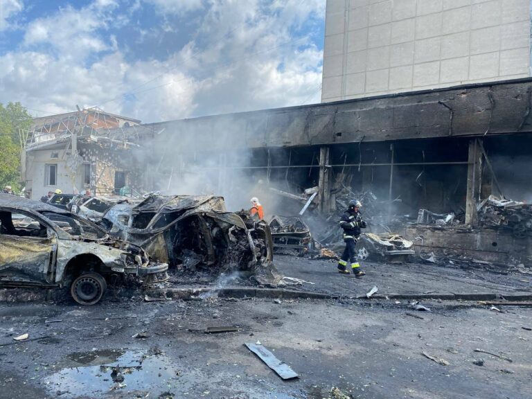 Nuevo ataque indiscriminado ruso contra objetivos civiles deja hasta el momento 20 muertos y 90 heridos en la ciudad ucraniana de Vinnytsia