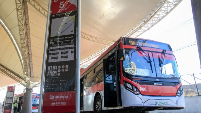 Ministro de Transportes baja un cambio y descarta haber anunciado alza de tarifas en transporte público para 2023