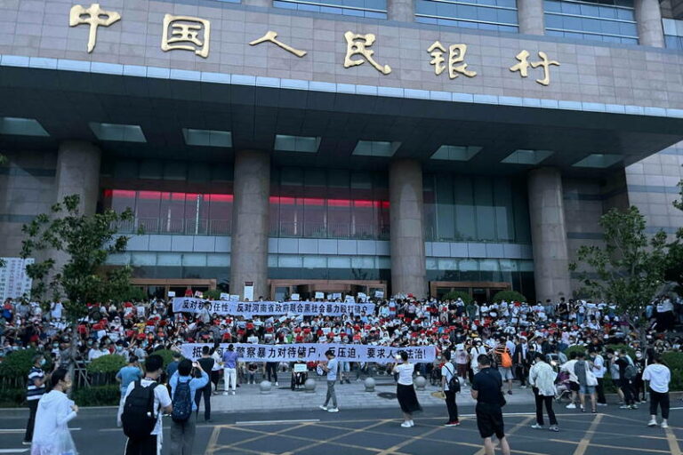 China anuncia investigación por “desaparición” 600 millones de euros y CORRALITO BANCARIO  que motivó protestas en Zhengzhou