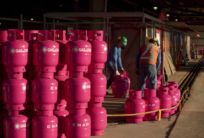 ¡Buenas noticias!: ENAP inicia plan para que familias vulnerables compren gas a menor precio