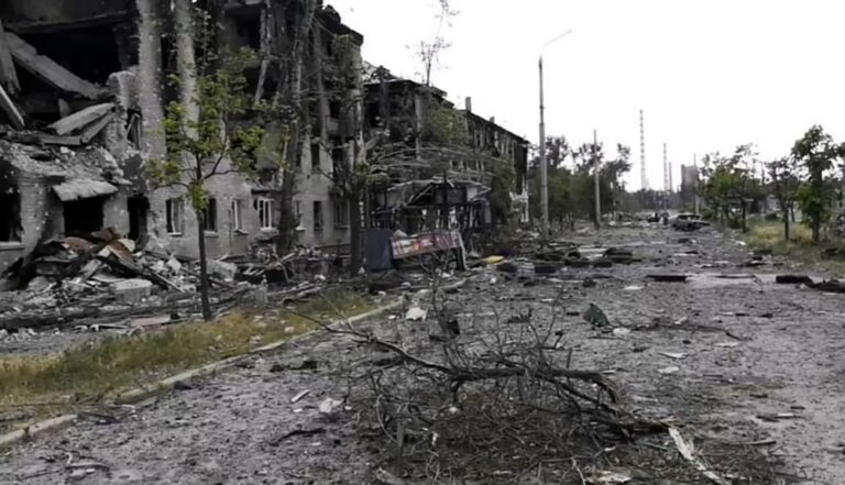 Ucrania rinde Lisichansk y Rusia toma el control de toda la región oriental de Lugansk