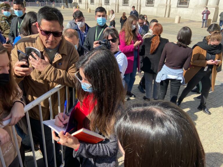 Ministra Vallejo autografió ejemplares de propuesta de nueva Constitución tras inaugurar kiosko para entregarlos frente a La Moneda