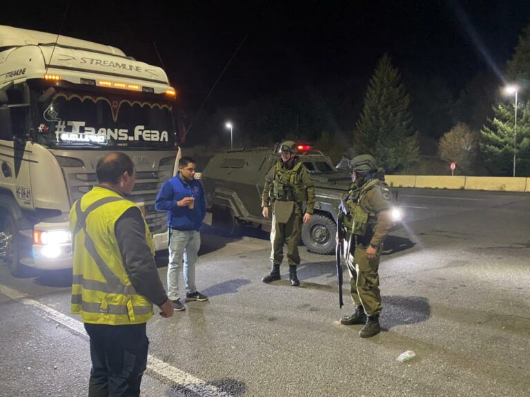 Ataques incendiarios, viajes de buses y camiones suspendidos deja noche de violencia en macrozona sur tras arresto de Llaitul