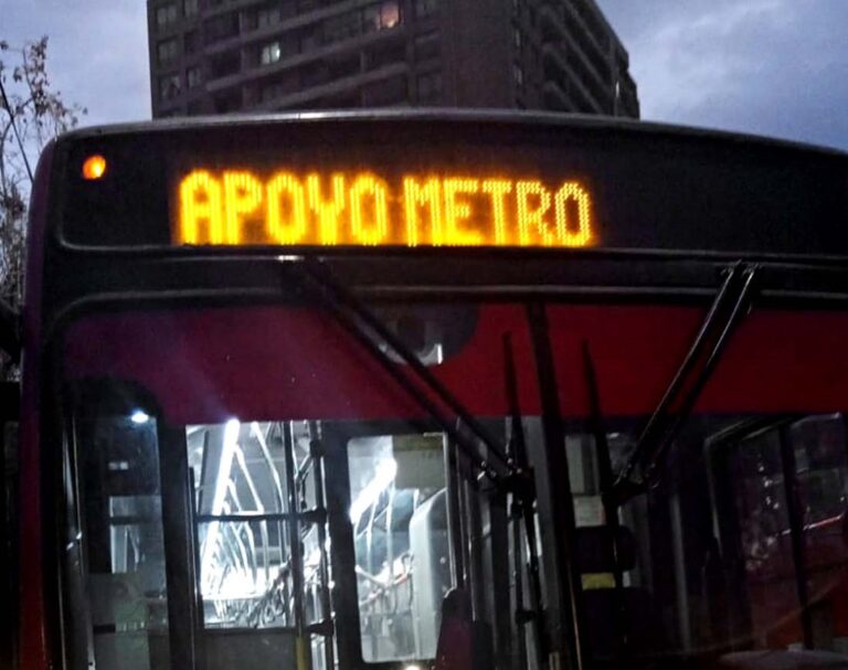 Nuevamente falla el Metro: Desde las 18:32 falla eléctrica mantiene sin servicio Línea 2