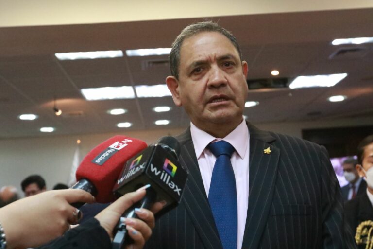 Ministro de Defensa de Perú presentó su renuncia y ahondó la crisis que vive el gobierno de Pedro Castillo