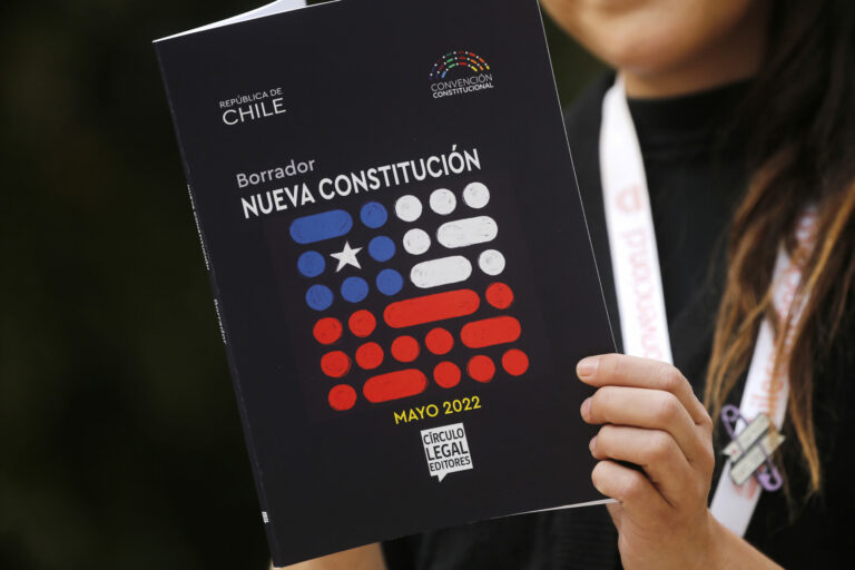 Partidos oficialistas dieron a conocer acuerdo para modificar propuesta de nueva constitución ante eventual triunfo del Apruebo