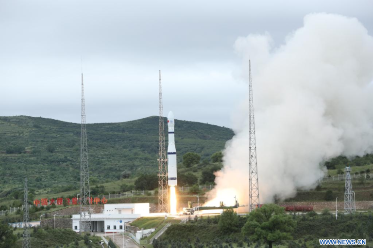 China lanza 16 nuevos satélites