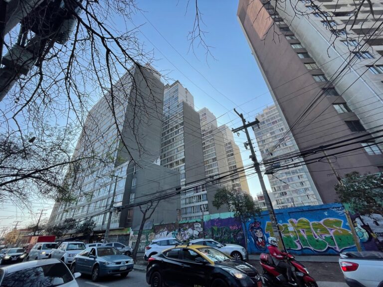 No solo en Estación Central: Proliferan los Guetos verticales en Santiago con ‘Torres de Babel’ de más de 500 departamentos