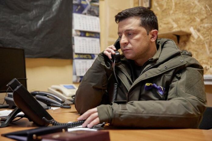 Volodymyr-Zelensky-on-phone-1