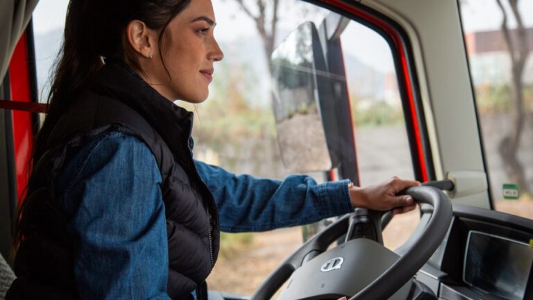 Inicia convocatoria a mujeres que deseen convertirse en conductoras profesionales de camiones