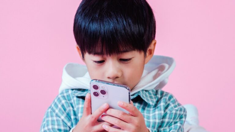 A medida que aumenta el uso de dispositivos para tareas escolares, los padres buscan mayor visibilidad de la navegación de sus hijos  