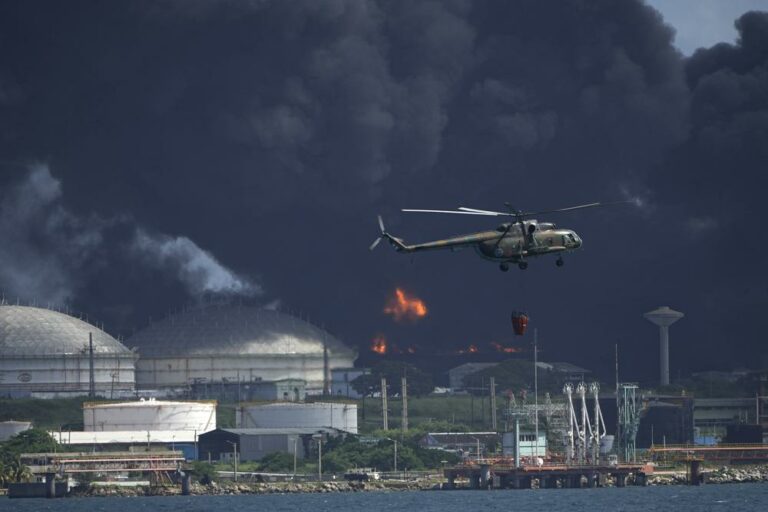 Cuba: Rayo cae en depósito de petróleo en Matanzas y genera megaincendio, hasta ahora 120 heridos
