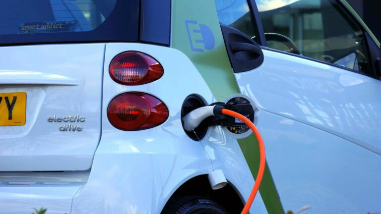Si eres millennial es más probable que compres un auto eléctrico que uno de combustible
