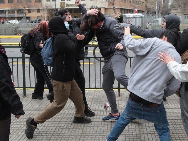 Violencia no respeta a nadie: Turba agredió al hermano del Presidente Boric en pleno centro de Santiago