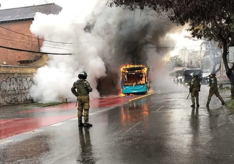 Dos buses del transporte público quemados dejan manifestaciones cerca del INBA