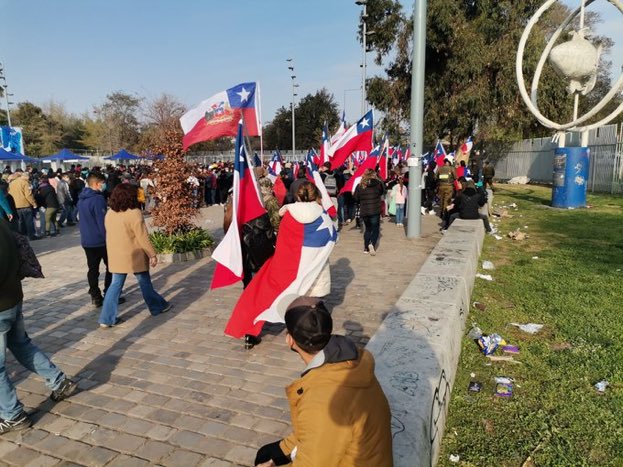 Grupúsculo de adherentes del mal llamado “Team Patriótico” protestan contra Pdte. Boric en Parada Militar
