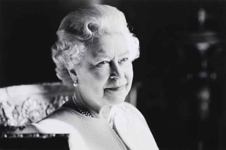 Premier Liz Truss: “La Reina Isabel II fue la roca sobre la que se construyó la Gran Bretaña moderna…Hoy la Corona pasa -como lo ha hecho durante más de mil años-a nuestro nuevo monarca, a nuestro nuevo jefe de Estado: Su Majestad el Rey Carlos III”