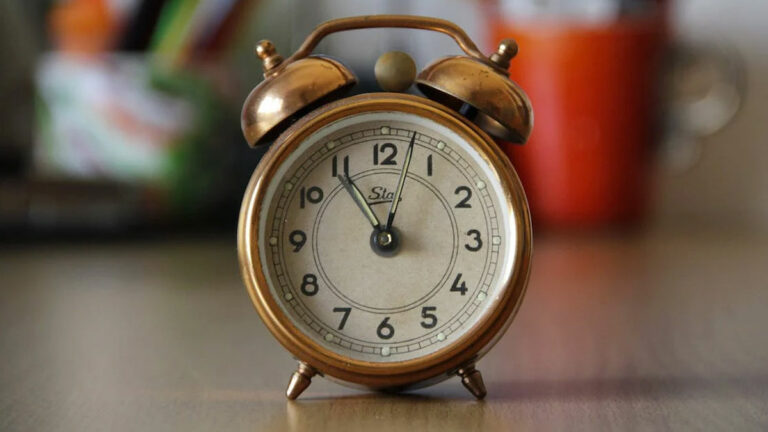 Se adelantan los relojes: Consejos de una especialista para adaptarnos al cambio de hora y qué rutinas evitar