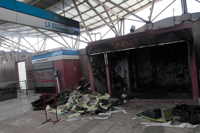 Avanza investigación sobre quema del Metro La Granja: Indagatorias apunta a funcionarios de Carabineros
