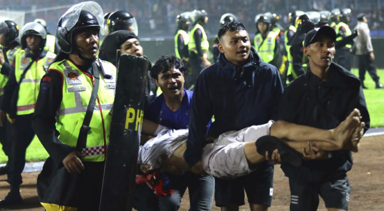 Al menos 125 muertos deja partido de fútbol en Indonesia en lo que es una de las peores tragedias de este deporte