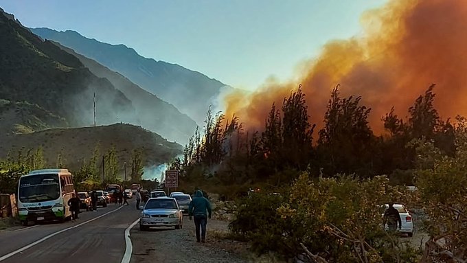 Incendio forestal en Monte Patria deja 30 viviendas quemadas y tres hectáreas consumidas
