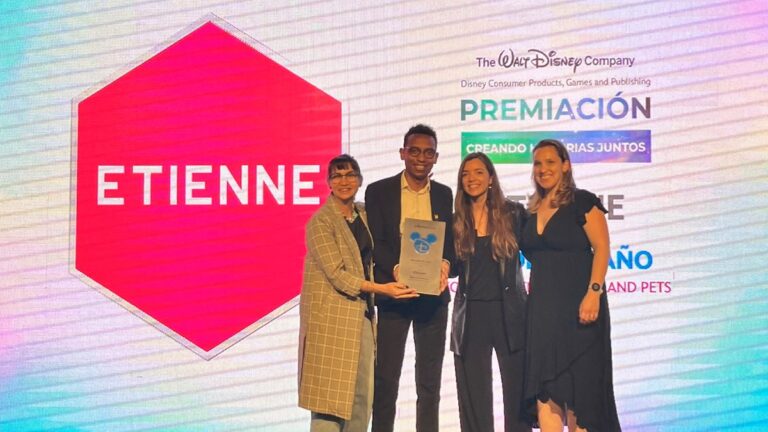 Premios Disney: Etienne Cosmetics y su paleta Villanas es premiado como marca del año en importante categoría 