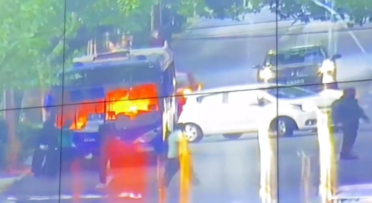 Gobierno se querella por quema de bus en manifestaciones en Grecia con Macul
