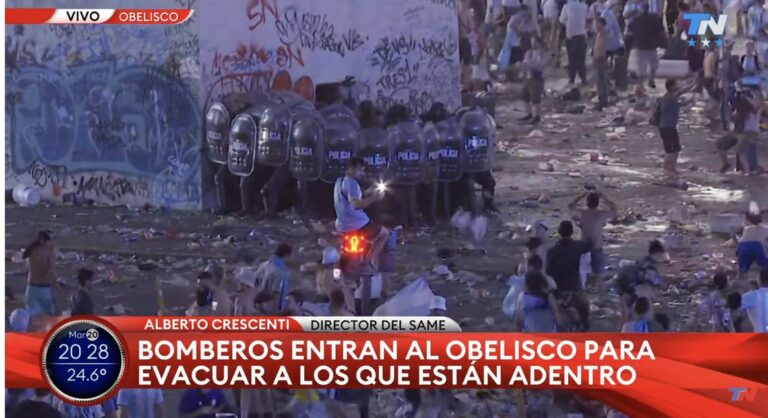 Argentina: El desenfrenado éxtasis por el triunfo pelotero termina con gravísimos incidentes en el Obelisco, heridos y robo de un  cajero automático