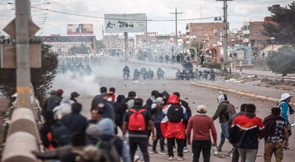 Cancillería recomienda no viajar a Perú por crisis política y violencia desatada que deja más de 40 muertos