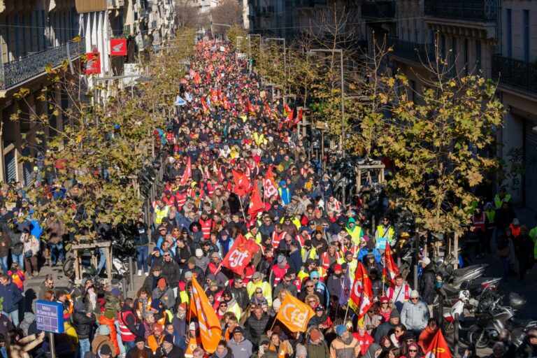 Si los “creativos del Congreso” de Chile piensan en subir edad de jubilación: En Francia esta idea ha generado huelgas y -hoy- marchas que suman más de 1 millón